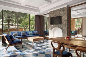 Garrya 02 Bedrooms Pool Suite (Including 60 mins Spa treatment) | บริเวณนั่งเล่น | ทีวี