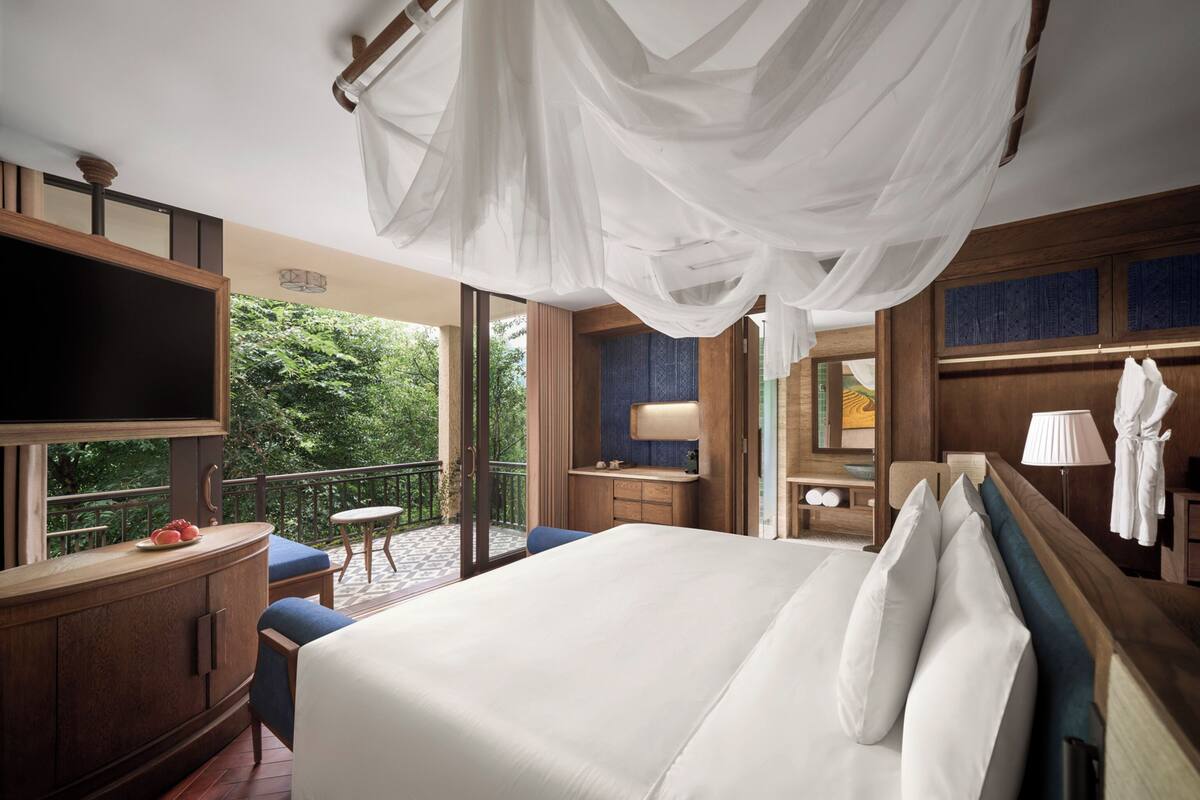 Minibar, in-room safe, blackout curtains, free WiFi