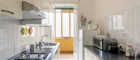 ثلاجة، ميكروويف، غسالة أطباق، مستلزمات طهي/أطباق/أوعية