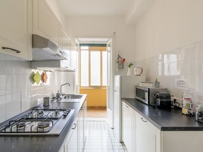 Refrigerador, microondas, lavavajillas y utensilios de cocina 