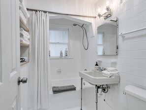 Hair dryer, towels - Cozy Studio for Two, 5 Minutes to Fairgrounds (Oklahoma City)