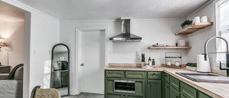 Réfrigérateur, four à micro-ondes, surface de cuisson, cafetiÚre-théiÚre