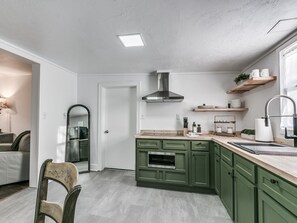 Een koelkast, een magnetron, een kookplaat