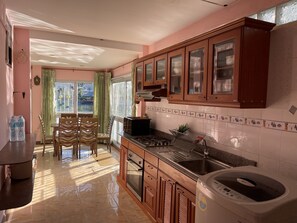 Private kitchen - Cozy Home With Lake View At Kathu PHUKET (Kathu)