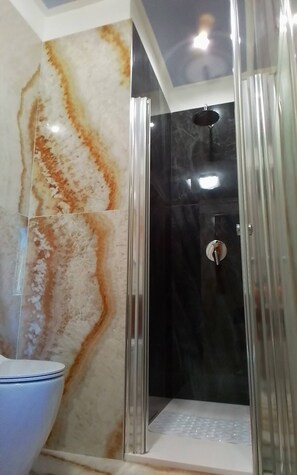 Shower, hair dryer, bidet, towels - 1 Bedroom Apartment in Campania (Campania)