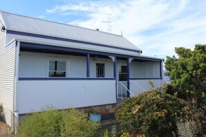 Exterior - Cosy 3 bedroom cottage in the centre of Kingscote (Kingscote)