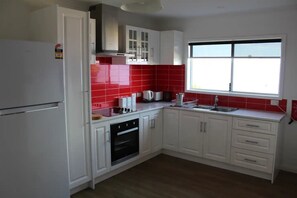 Fridge, microwave, oven, stovetop - Cosy 3 bedroom cottage in the centre of Kingscote (Kingscote)