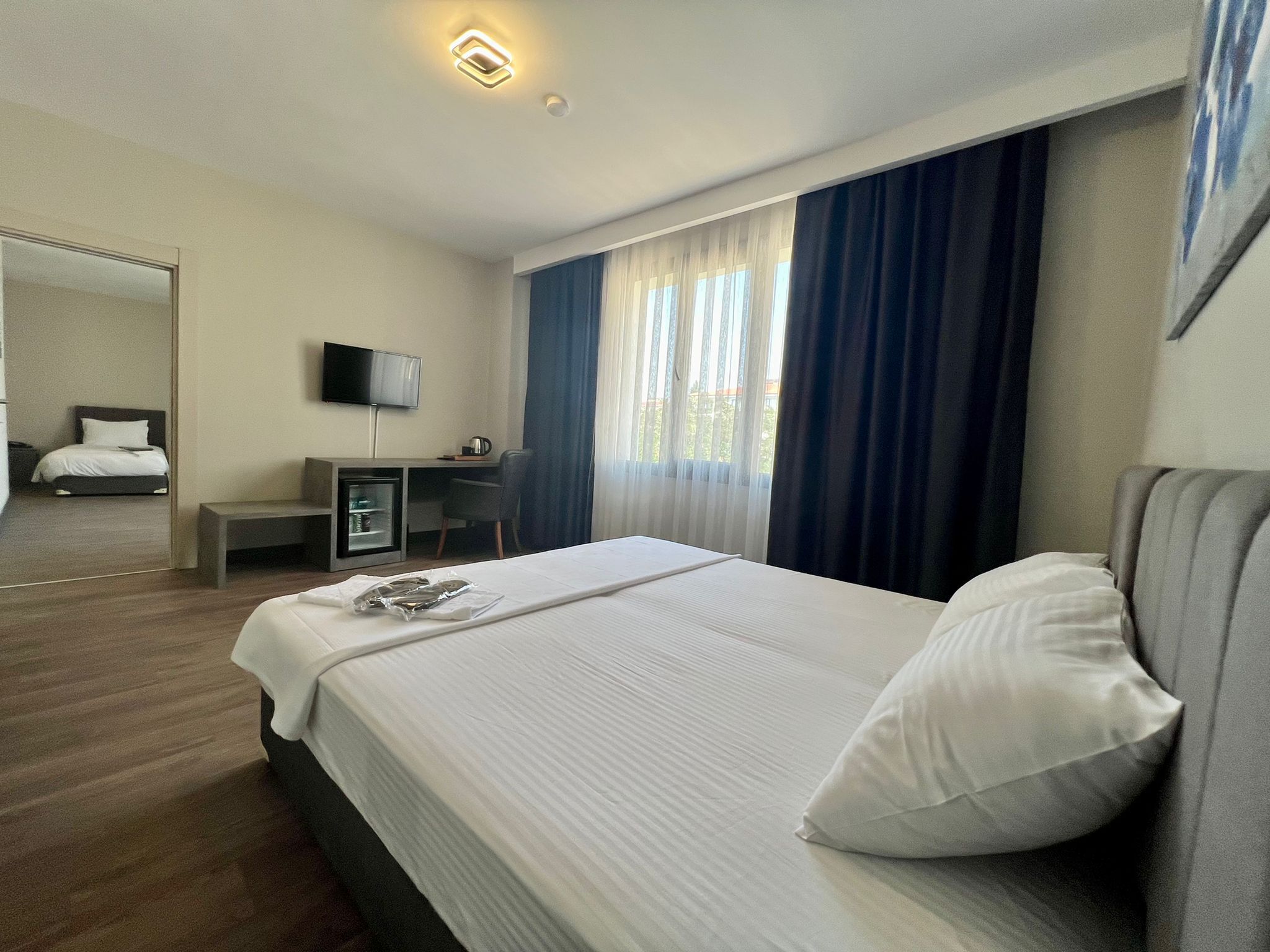 高級寢具、迷你吧、房內夾萬、書桌