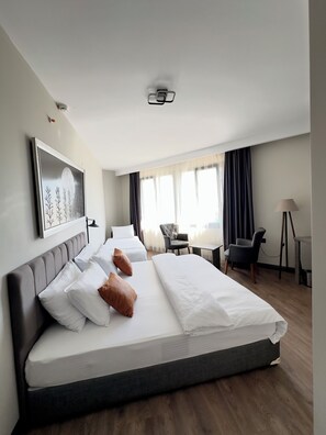 Habitación triple Deluxe, para no fumadores | Ropa de cama de alta calidad y minibar 