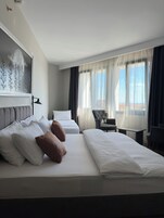 Quarto triplo luxo, para não fumantes | Roupas de cama premium, frigobar, cofres nos quartos, escrivaninha