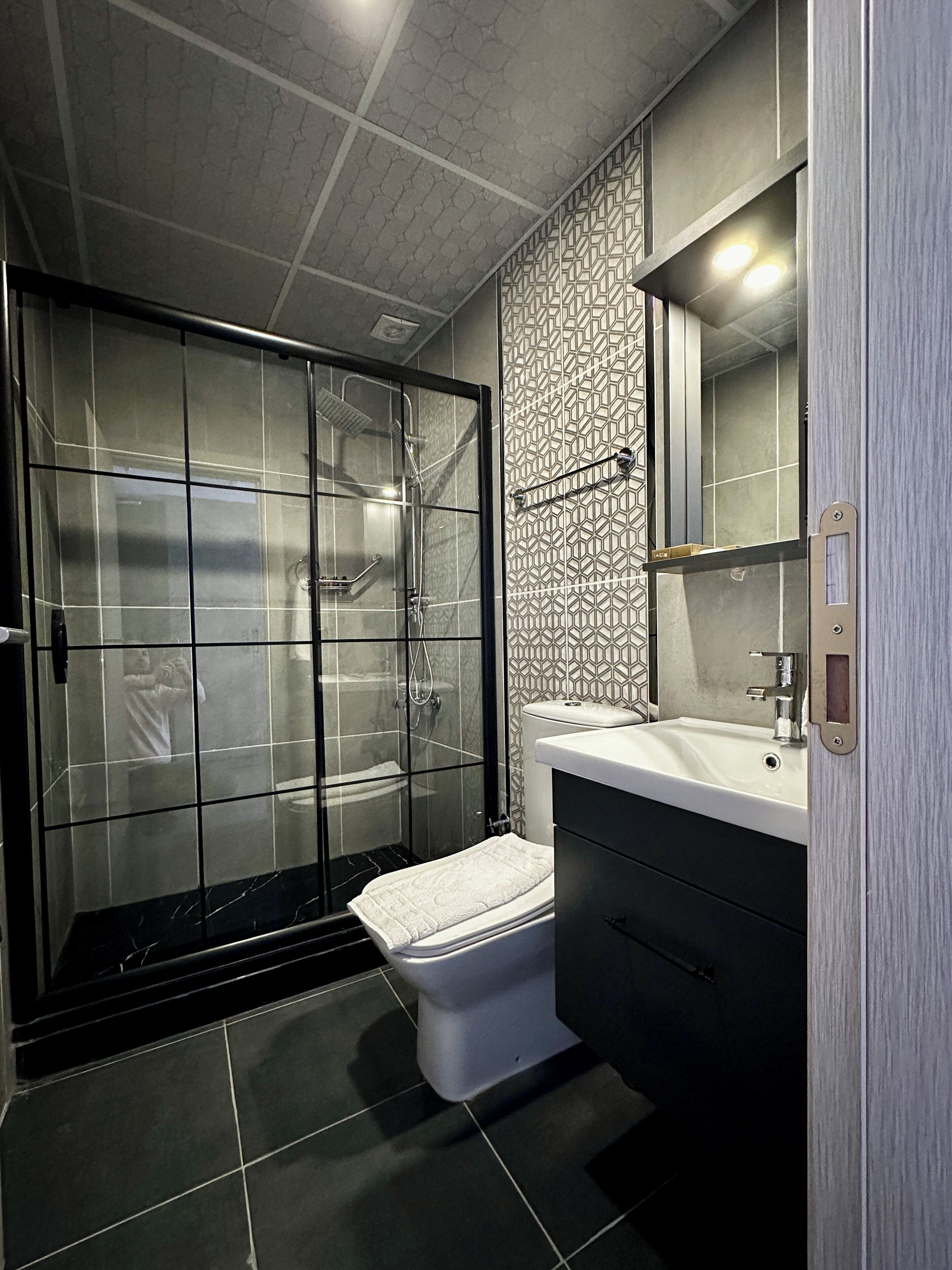 Een douche, gratis toiletartikelen, een haardroger, pantoffels
