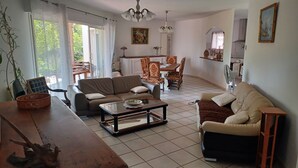 Un salon comprenant un canapé, une table basse, une table à manger et une chaise.
