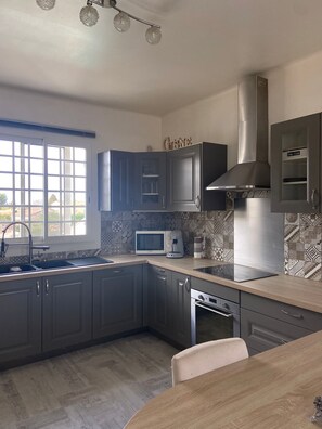 Kjøleskap, mikrobølgeovn, ovn og kokeplater