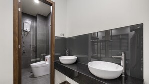 Shower, bidet, towels - Chill Home Beach Da Nang (Da Nang)