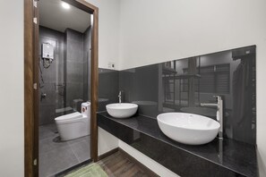 Een douche, een bidet, handdoeken