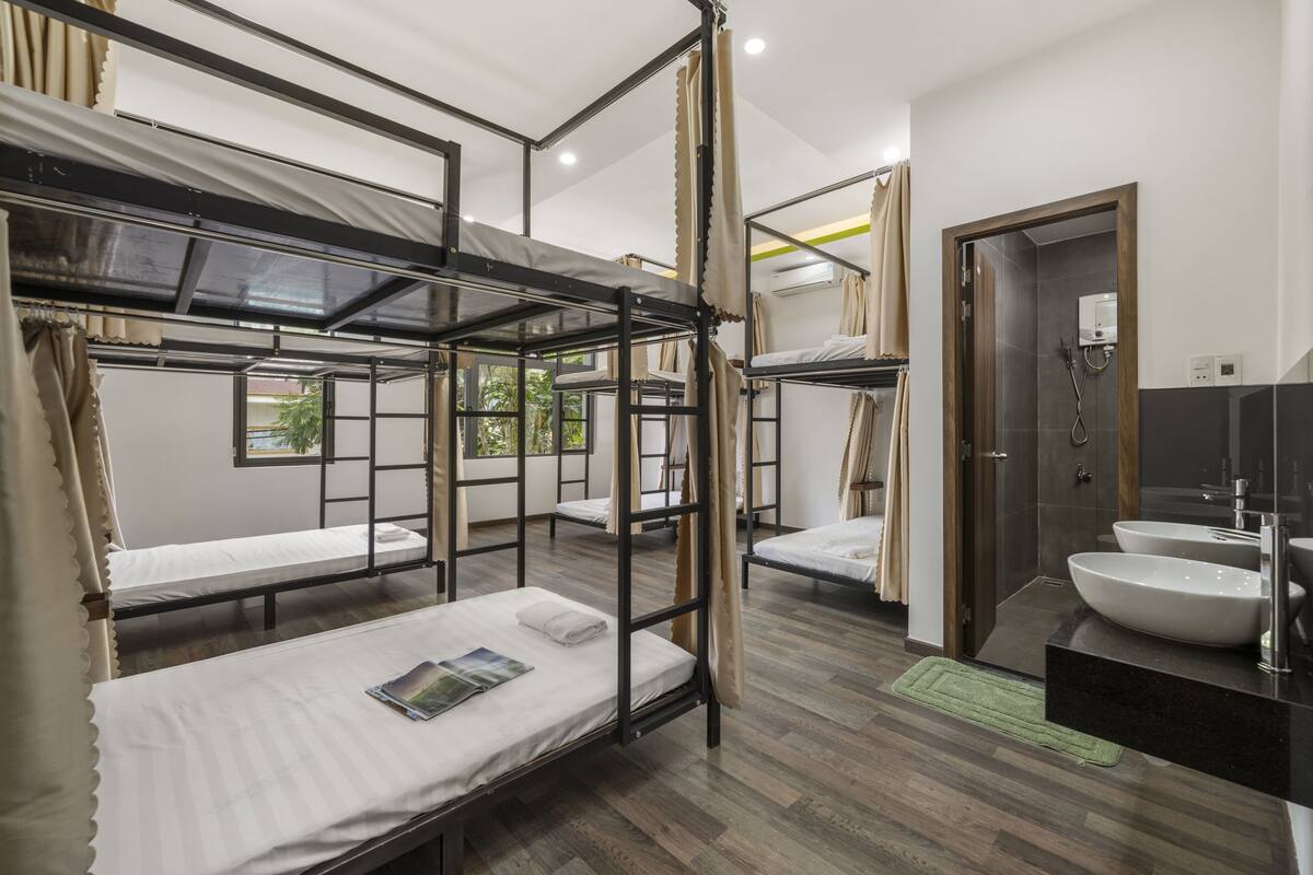 Soundproofing, free WiFi, bed sheets
