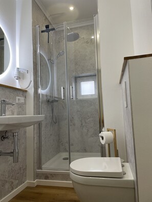 Shower, hair dryer, towels, soap - Modernes, Großes City Apartment 95 qm in Meuselwitz (Meuselwitz)