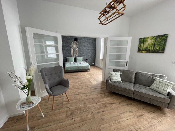 Smart TV - Modernes, Großes City Apartment 95 qm in Meuselwitz (Meuselwitz)