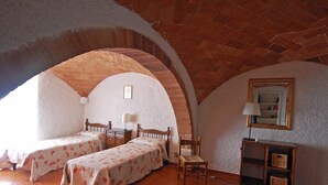 A room with two beds, a wooden chair, a desk with a lamp, and a mirror on the wall. - Agriturismo for 4 with a shared pool, by a village (Casole d'Elsa)