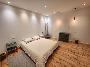 2 室のベッドルーム、アイロン / アイロン台、WiFi、ベッドシーツ