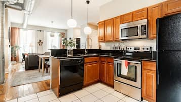 Jääkaappi, mikroaaltouuni, uuni, liesi