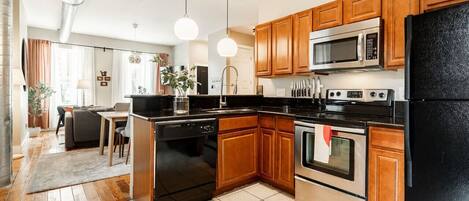 Réfrigérateur, micro-ondes, four, plaque de cuisson