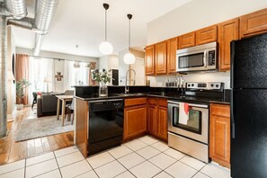 Køleskab, mikrobølgeovn, ovn, kogeplade