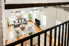 TV - Soaring 2BR Parkside Loft (Cincinnati)