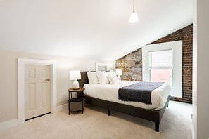 2 bedrooms, desk, WiFi