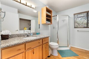 Séchoir à cheveux, serviettes fournies