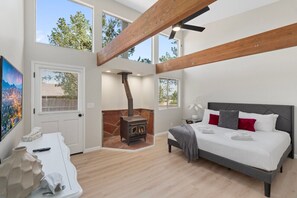 4 bedrooms, desk, iron/ironing board, free WiFi - Newly Renovated West Sedona | Hot Tub, Midcentury (Sedona)