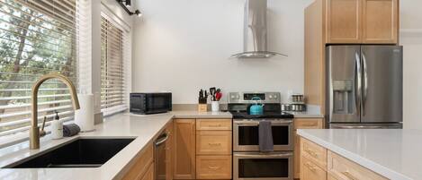 Frigorífico, microondas, horno y placa de cocina