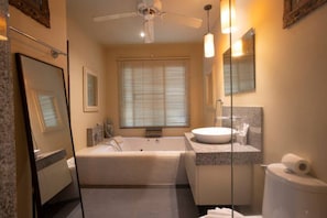 Ein modernes Badezimmer mit einer Badewanne, einem Waschbecken und einer Toilette.