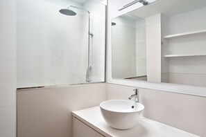 Dusche, Haartrockner, Bidet, Handtücher