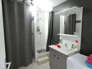 Dusch, hårtork, handdukar och toalettpapper