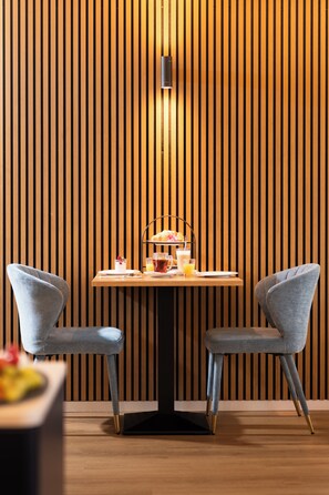 Daily buffet breakfast for a fee - Boutiquehotel Drei Ringe (Schwoerstadt)