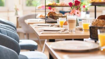 Tägliches Frühstücksbuffet (8.50 EUR pro Person)