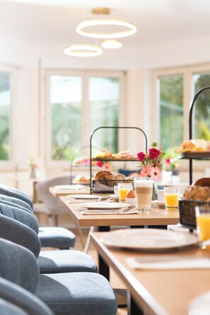 Daily buffet breakfast (EUR 8.50 per person) - Boutiquehotel Drei Ringe (Schwoerstadt)