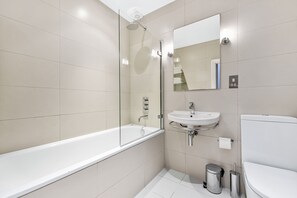 Premium Apartment | Bathroom | Free toiletries, hair dryer, towels, soap - Montagu Square Apartments (London)