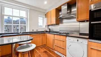 Apartemen Premium | Dapur pribadi | Lemari es besar, microwave, oven, dan kompor