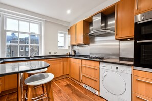 Private kitchen - Montagu Square Apartments (London)
