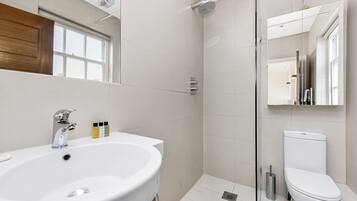 Apartemen Premium | Kamar mandi | Perlengkapan mandi gratis, pengering rambut, handuk, dan sabun