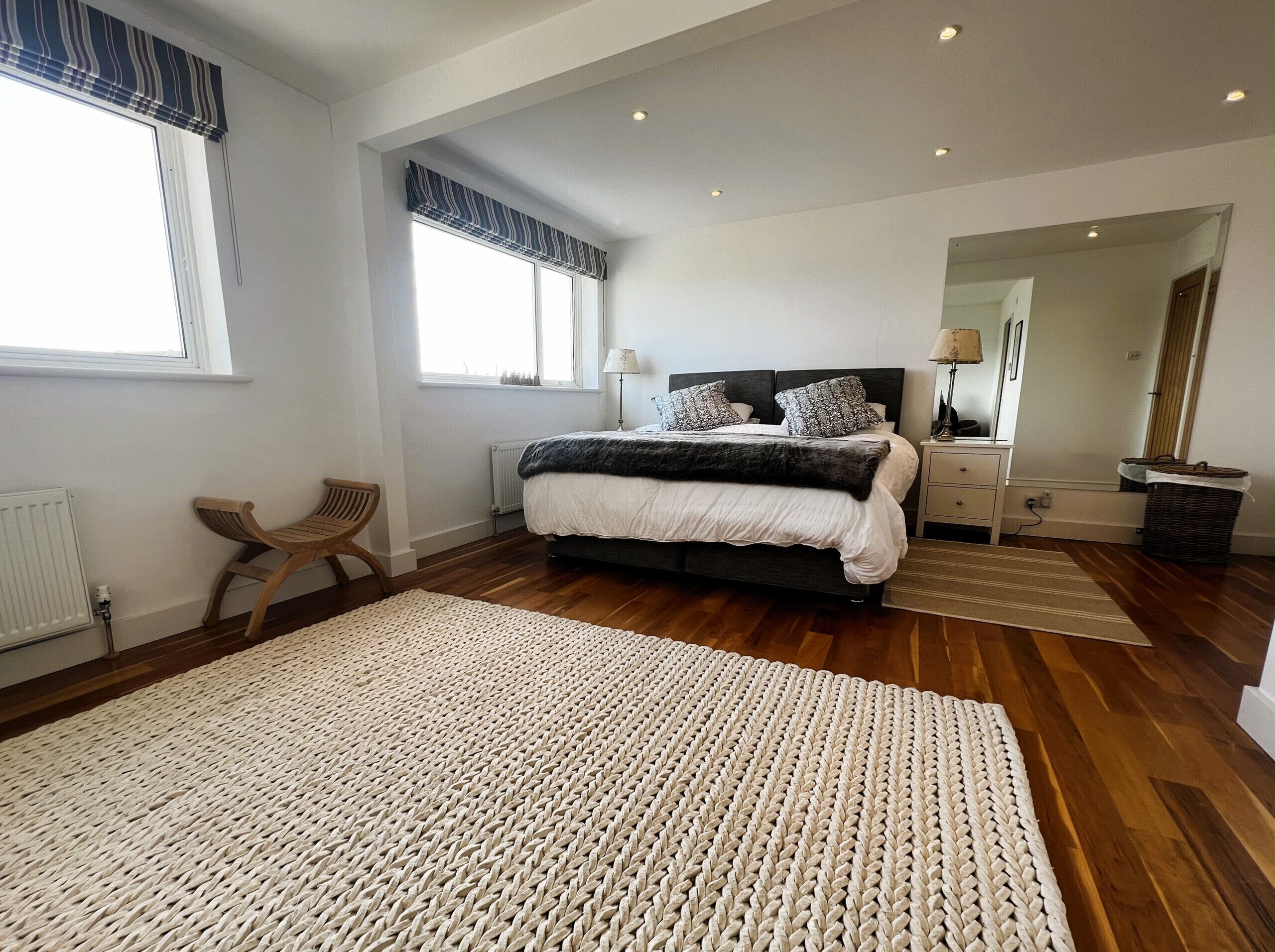 4 habitaciones, tabla de planchar con plancha y cuna de viaje 