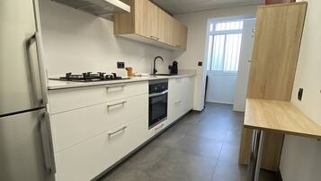 Een koelkast, een magnetron, een oven, een vaatwasser