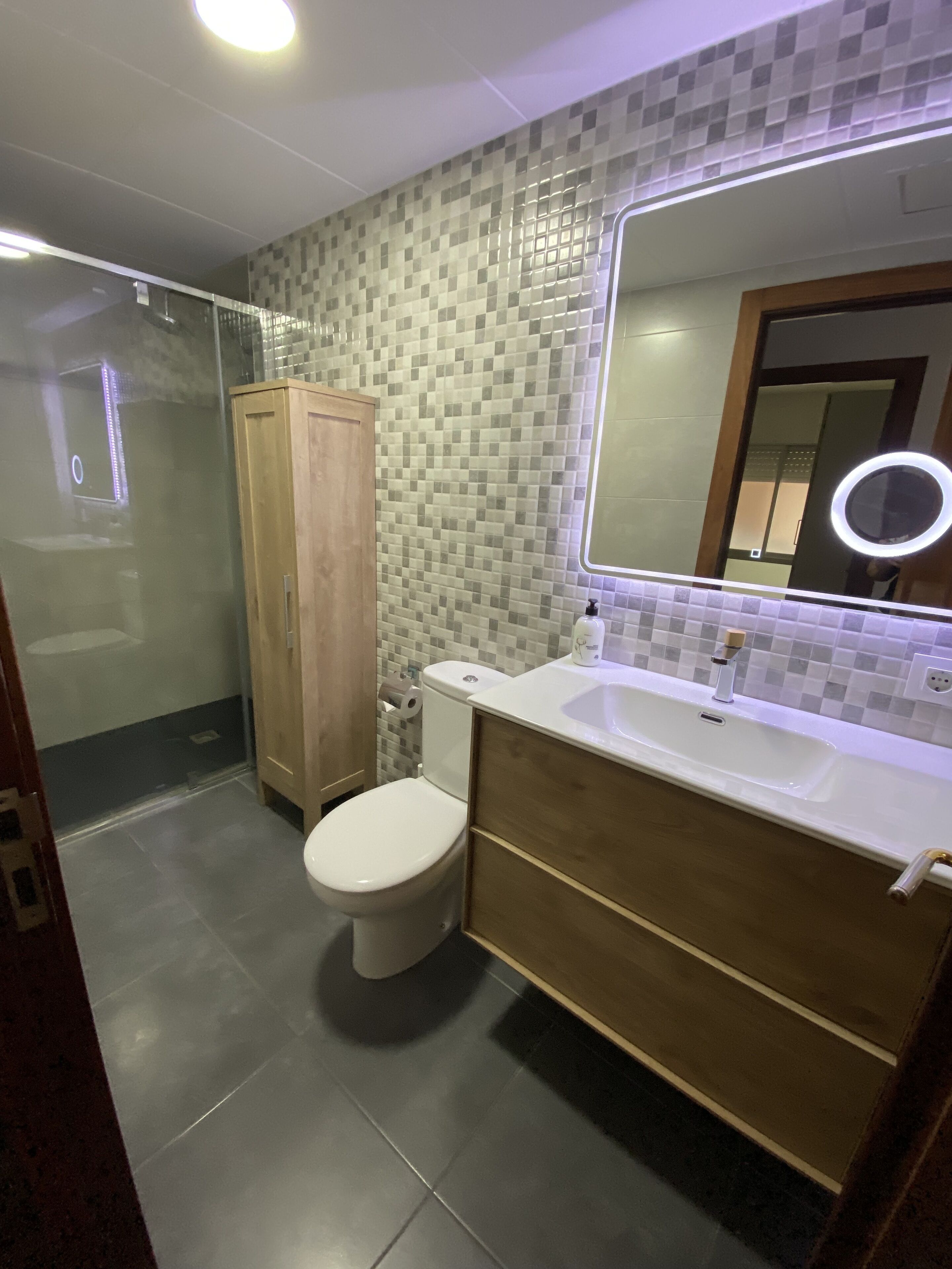 Douche, sèche-cheveux, serviettes fournies, savon