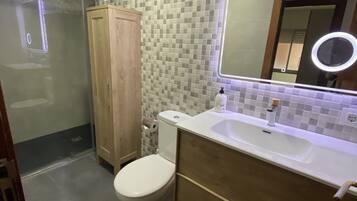Douche, sĂšche-cheveux, serviettes fournies, savon