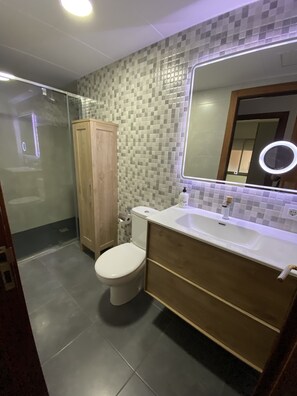 Douche, séchoir à cheveux, serviettes fournies, savon