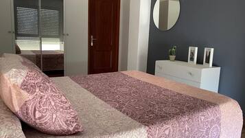 4 chambres, fer et planche à repasser, lit parapluie, Wi-Fi gratuit