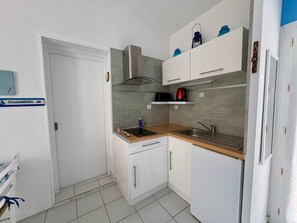 Refrigerador, microondas, parrilla de estufa y cafetera y tetera 