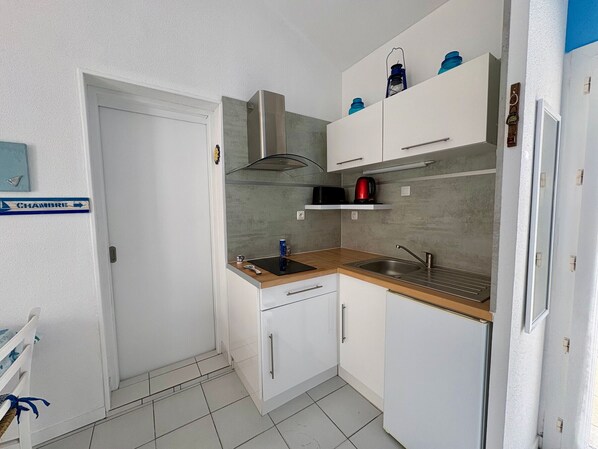 Refrigerador, microondas, parrilla de estufa y cafetera y tetera 